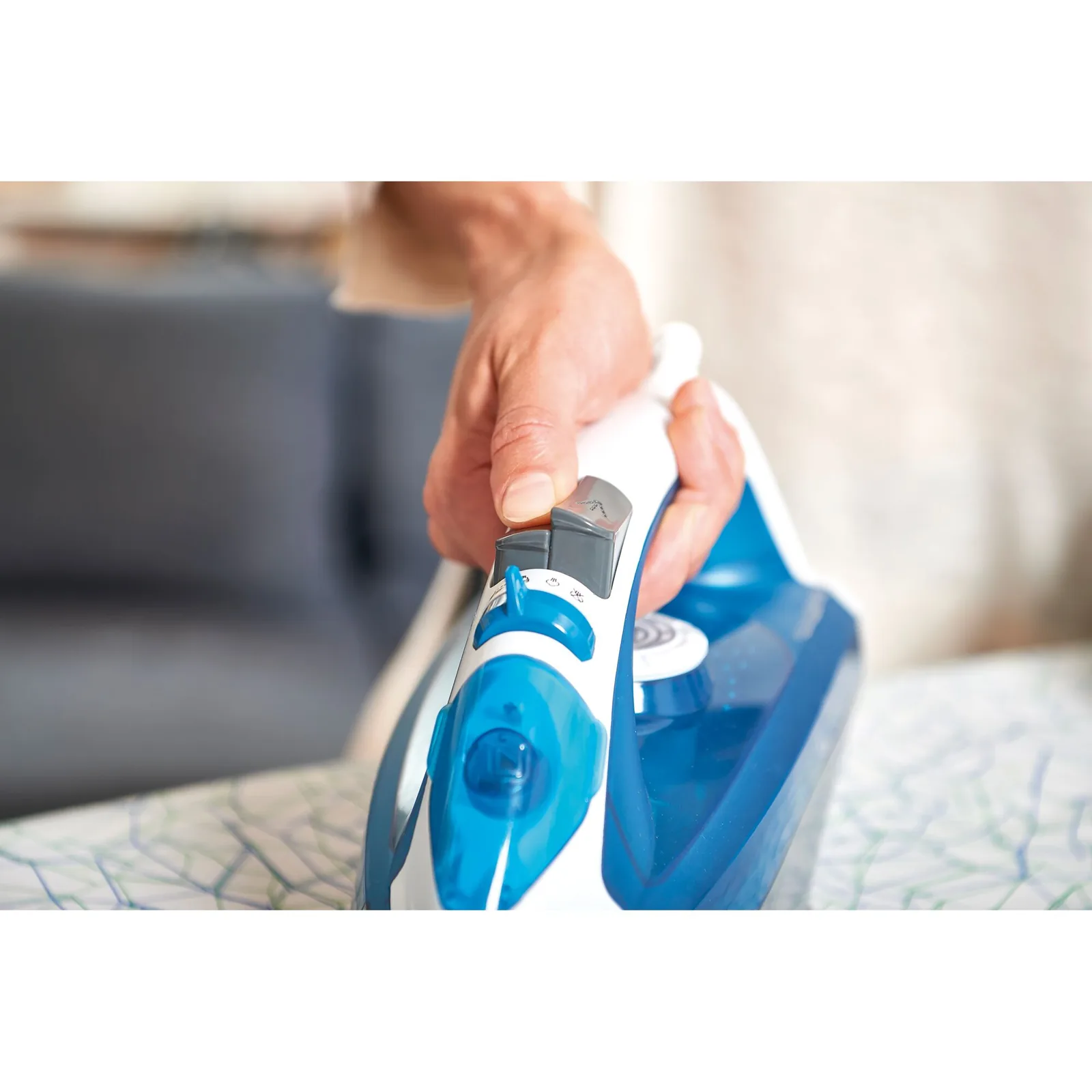 Утюг Black+Decker BXIR2200E